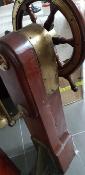 Barre à roue sur colonne fut en acajou et laiton circa1910